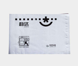 塑料快遞袋使用較多的是用聚乙烯材料做成，具有成本低，使用方便，防水性能好的特點(diǎn)。多用于運(yùn)送文件、單據(jù)、資料、貨物等所包裝用的袋子。又稱為速遞袋、郵寄袋、快遞打包袋。體輕，富有彈性，有良好的抗沖擊性，無毒、無味、防潮、耐腐蝕，環(huán)保性較強(qiáng)，并且回收力度較大。