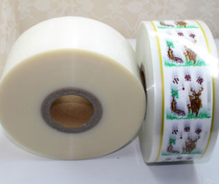 "食品復(fù)合膜是由PE等薄膜材料符合而成， 廣泛適用于包裝、食品、藥品等產(chǎn)品，具有環(huán)保、無臭無異味、熱封性能好、阻隔性好、遮光性強(qiáng)、耐油、強(qiáng)度高等特點(diǎn)。"