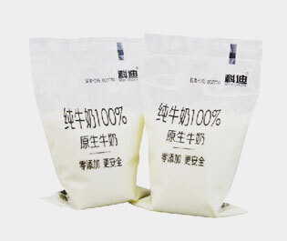 牛奶包裝袋是由三層或兩層共擠吹膜機(jī)生產(chǎn)而成。 成品膜印刷效果好，保香阻氧，安全衛(wèi)生，低碳環(huán)保，耐擠壓刺穿性強(qiáng)。