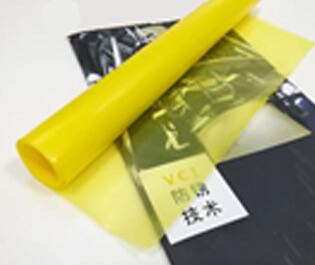 本公司采用三層共擠吹膜機，由內(nèi)層模體、中層模體、外層膜體組成，分別將三層共擠的膜體配方進行配比，配三種不同屬性的合金擠出機，配套合適的高精度模具和德系風(fēng)環(huán)，均勻混合擠出，一次性吹制的薄膜。本公司設(shè)備吹制的防銹膜在不破損的情況下，使用壽命長，防銹能力強，成本低等特點。